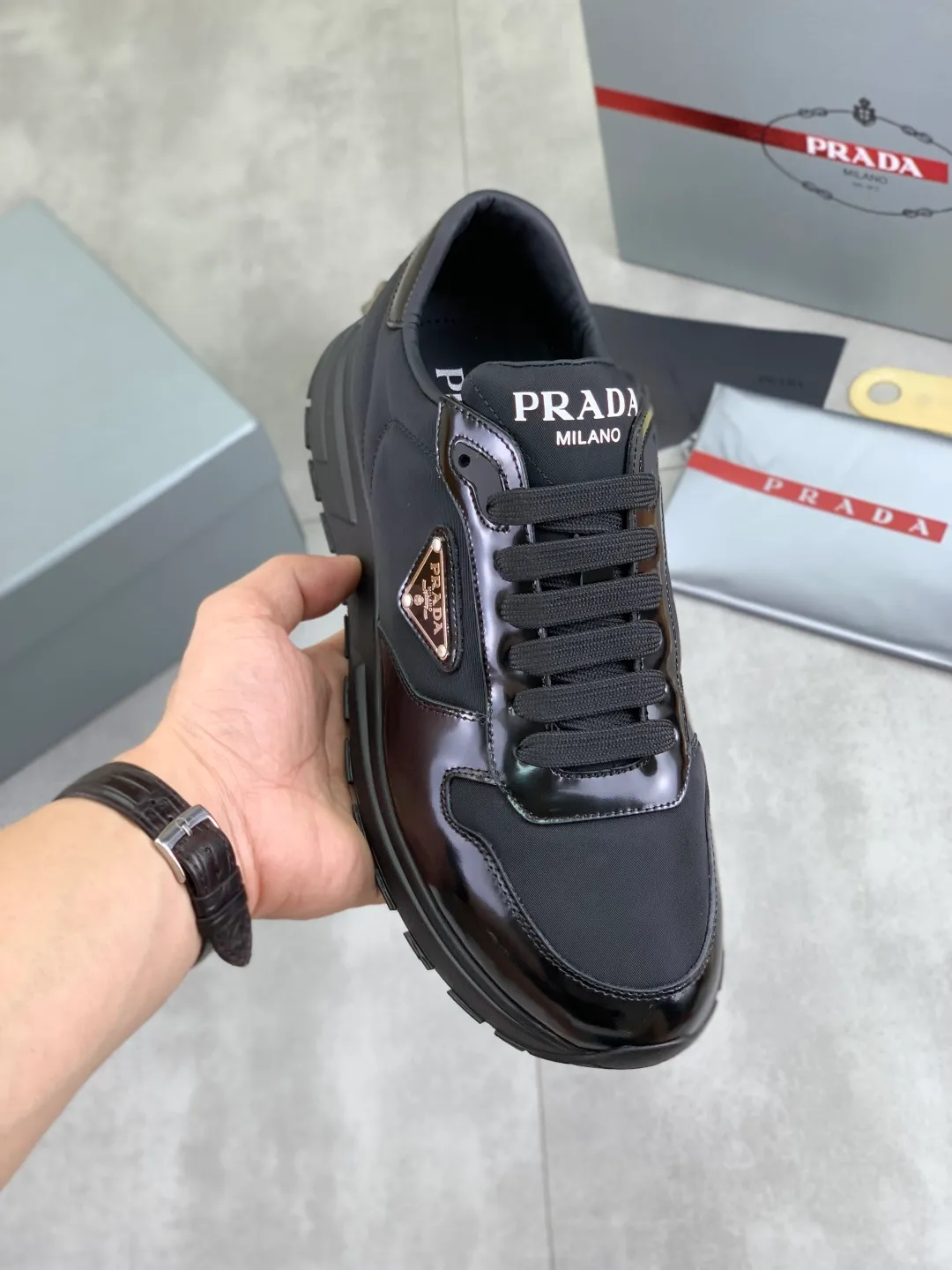 Men's shoes 💰P540 new (higher version) new PRADA (Prada) classic models are on the market at the same time, new men's shoes, 😘fabrics are selected from original imported calfskin. First layer of imported cowhide lining. The original version is awesome! 👍🏿Original open-molded non-slip PU outsole, with exquisite lines, simple and elegant, super comfortable and classy on foot, suitable for leisure travel. Code number: 38-45 (46 customized) 2️⃣ colors available